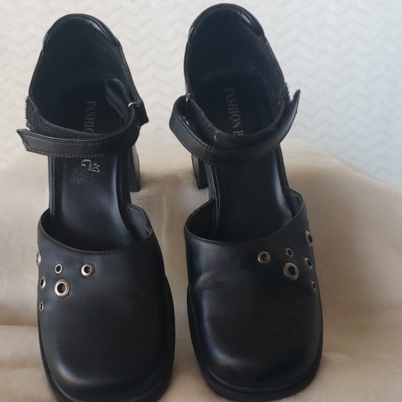 leather closed shoes